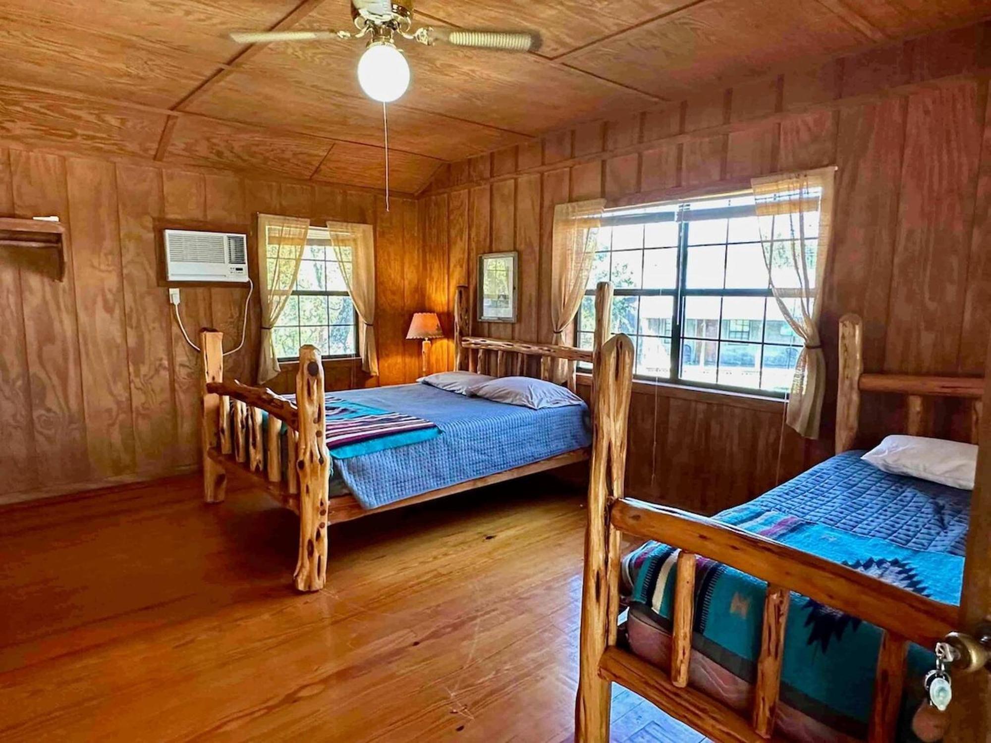 Crc Ranch Retreat Hotel Bandera Room photo